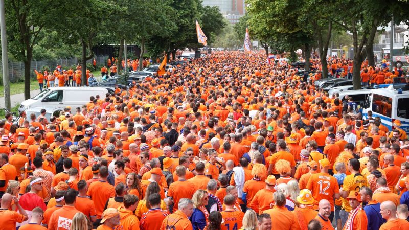 Oranje, so weit das Auge reicht: Niederländische Fans feiern bei einem Fanmarsch in Hamburg.