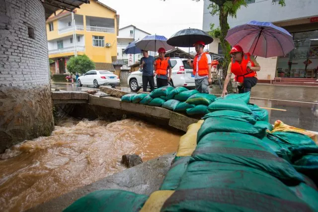 Rettungskräfte inspizieren einen Entwässerungskanal. Tagelange schwere Regenfälle haben in vielen Teilen der chinesischen Provinz Fujian, die wegen der Unwetter den Notstand ausgerufen hat, Verwüstungen angerichtet.