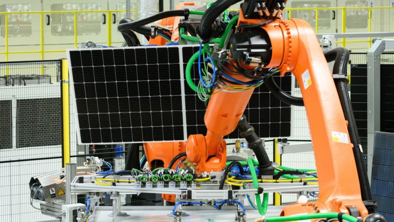 Die Solarwatt GmbH will ab dem Sommer in Asien fertigen lassen, weil die Produktion in Europa im Vergleich zur chinesischen Konkurrenz zu teuer ist.