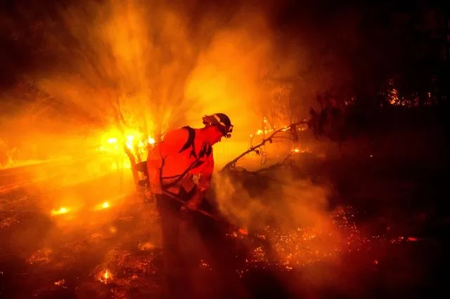 In Kalifornien brennt der Wald. Feuerwehrmann Chris Fritz versucht zu verhindern, dass sich das Aero-Feuer ausbreitet.