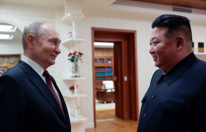 Kremlchef Wladimir Putin (l) ist von Nordkoreas Machthaber Kim Jong Un empfangen worden. Bei dem Besuch soll es auch um weitere Waffenlieferungen gehen, die Moskau in seinem Krieg gegen die Ukraine einsetzen will. In den USA reagiert man besorgt.