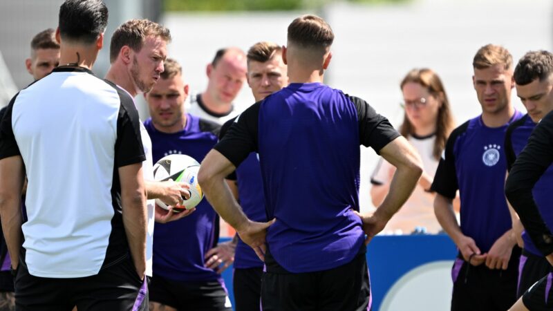 Bundestrainer Julian Nagelsmann (l) hält beim Training eine Ansprache.