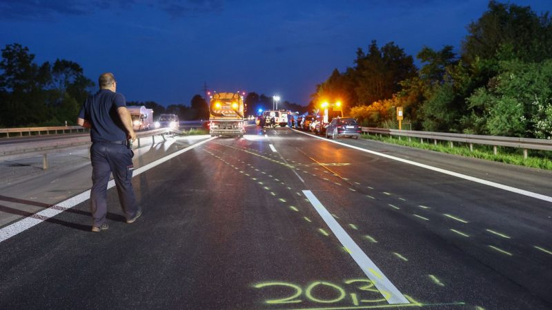 Straßenmarkierungen zeigen in Epfendorf den Weg des Unfallautos. Die Polizei ermittelt.