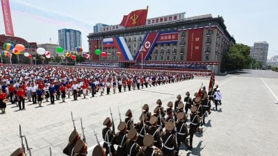 Auch Nordkoreas Ehrengarde marschiert für den russischen Präsidenten Putin.