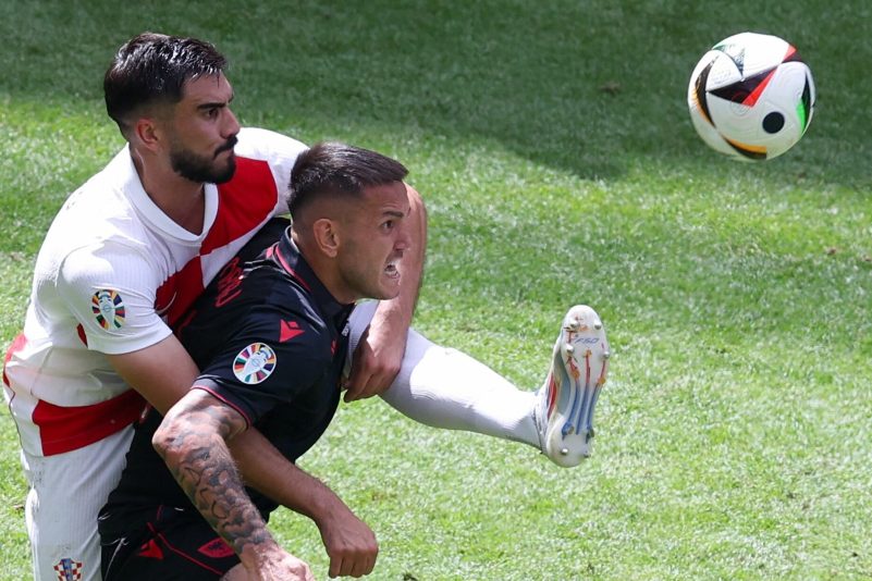 Kroatiens Bruno Petkovic (l) und Albaniens Rey Manaj im Zweikampf um den Ball.