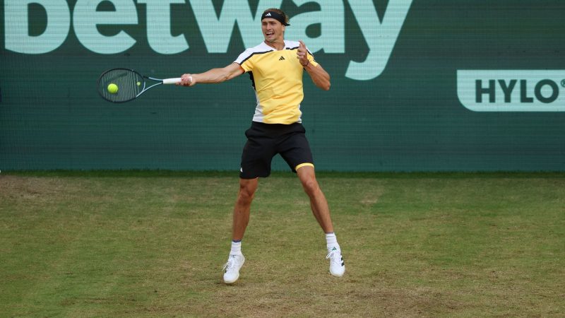 Alexander Zverev spielt eine Vorhand.