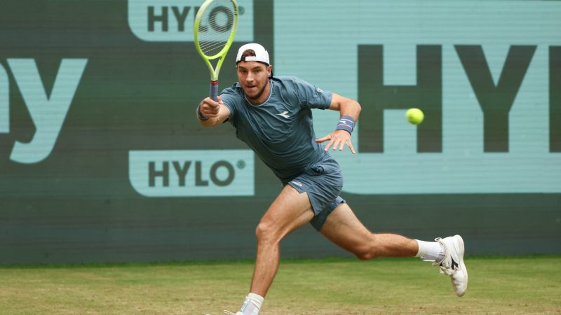 Jan-Lennard Struff spielt eine Vorhand.