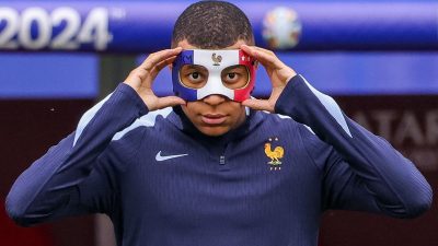 Frankreichs Superstar Kylian Mbappé muss nach seinem Nasenbeinbruch mit einer Maske trainieren.
