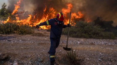 Griechische Feuerwehr: Waldbrände bei Athen sind unter Kontrolle