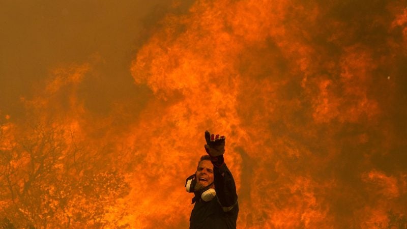 Bislang gibt es in Griechenland rund 14.100 Feuerwehrleute. Auch Privatleute bereiten sich auf den Kampf gegen die Brände vor.