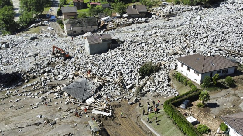 Massive Gewitter und Regenfälle haben nach einem Erdrutsch in der Schweiz zu Überschwemmungen geführt. Betroffen ist die Gemeinde Lostallo in Graubünden.