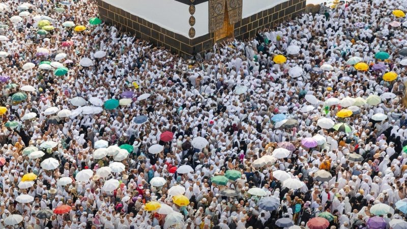 Muslimische Pilger umrunden die Kaaba, das heiligste Heiligtum des Islam, in der Großen Moschee während der Hadsch.