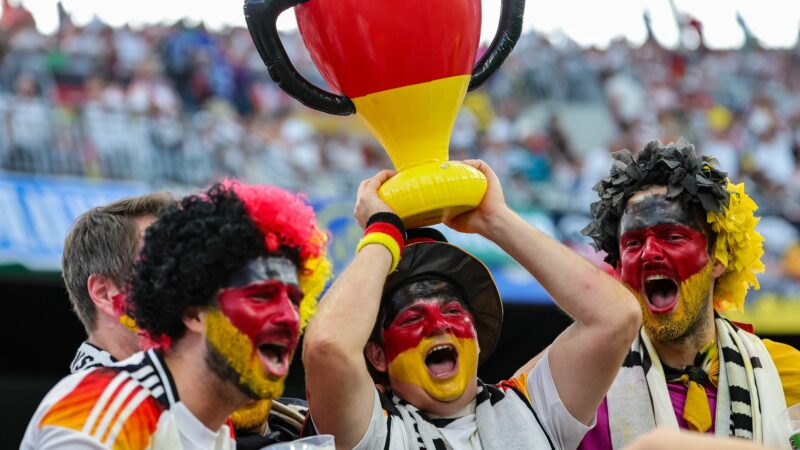 Die deutschen Fans träumten beim letzten Gruppenspiel in Frankfurt schon vom EM-Pokal.
