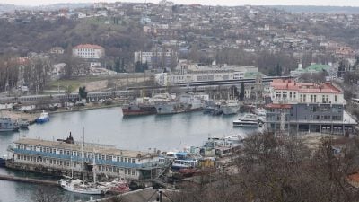Blick auf die Hafenstadt Sewastopol auf der seit 2014 von Russland annektierten Krim (Archivbild).