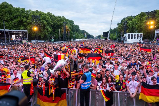Hunderttausende Menschen feiern während der Fußball-EM in Deutschland.