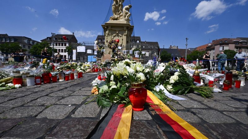 Ein Trauerkranz des Bundespräsidenten liegt auf dem Marktplatz in Mannheim.