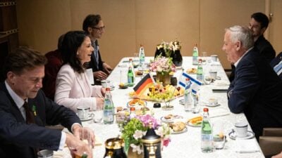 Außenministerin Annalena Baerbock ist für Krisengespräche in den Nahen Osten gereist. Hier sitzt sie dem früheren israelischen Verteidigungsminister Benny Gantz gegenüber. Es ist ihre achte Reise nach Israel seit der Terrorattacke der Hamas am 7. Oktober.