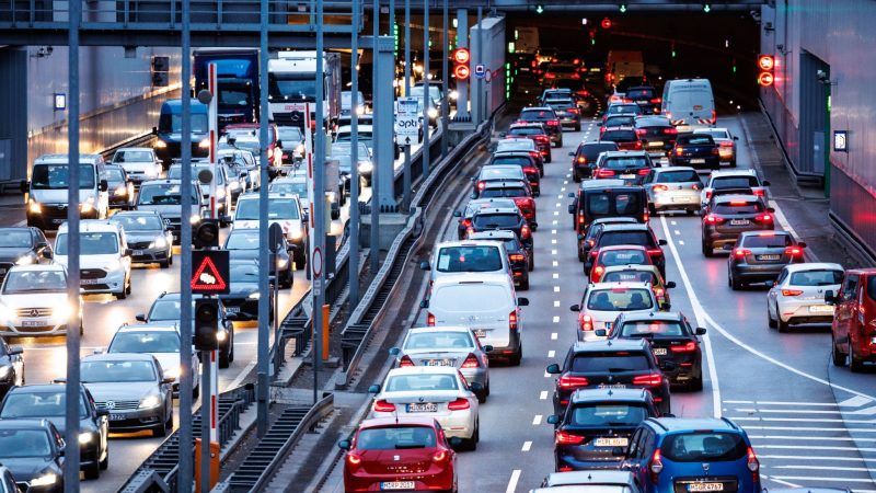 Dichter Verkehr schiebt sich im Berufsverkehr am Morgen in den Tunnel Heckenstallerstraße in München.