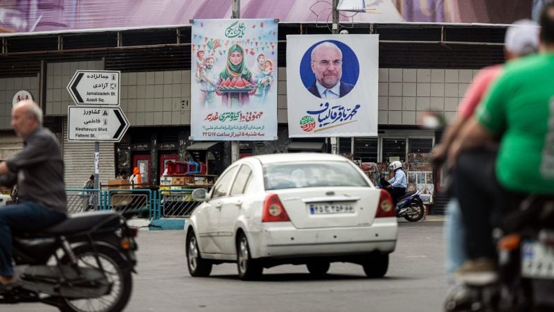 Ein Wahlkampfplakat des amtierenden Parlamentspräsidenten, Mohammed Bagher Ghalibaf, hängt an einem Platz in Teheran.