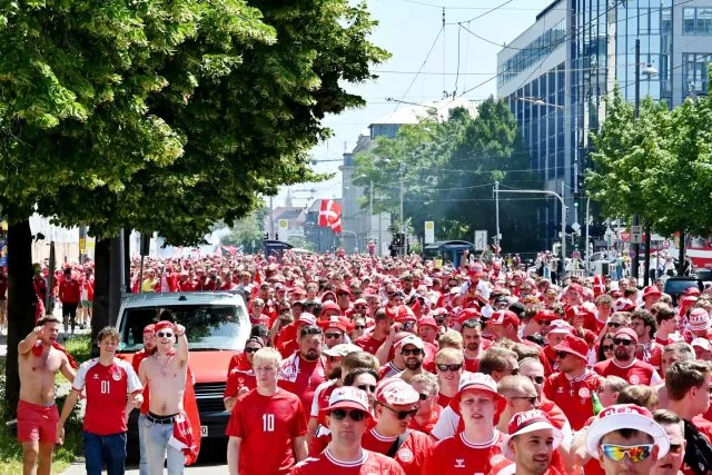 Dänische Fußballfans in der Münchner Innenstadt. Ihre Nationalmannschaft spielt heute Abend im letzten Gruppenspiel in der Allianz Arena gegen die Auswahl aus Serbien.