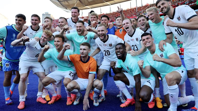 Die österreichische Fußball-Nationalmannschaft feiert in Berlin das 3:2 gegen die Niederlande. Österreich setzte sich in der EM-Vorrundengruppe D vor Frankreich, den Niederlanden und Polen als Erster durch.