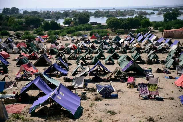 Provisorische Unterkünfte für Flutopfer in der Provinz Sindh: Dem Entwicklungsministerium stehen im Haushaltsjahr 2024 rund 11,2 Milliarden Euro zur Verfügung. In Zukunft könnte es weniger Geld sein.
