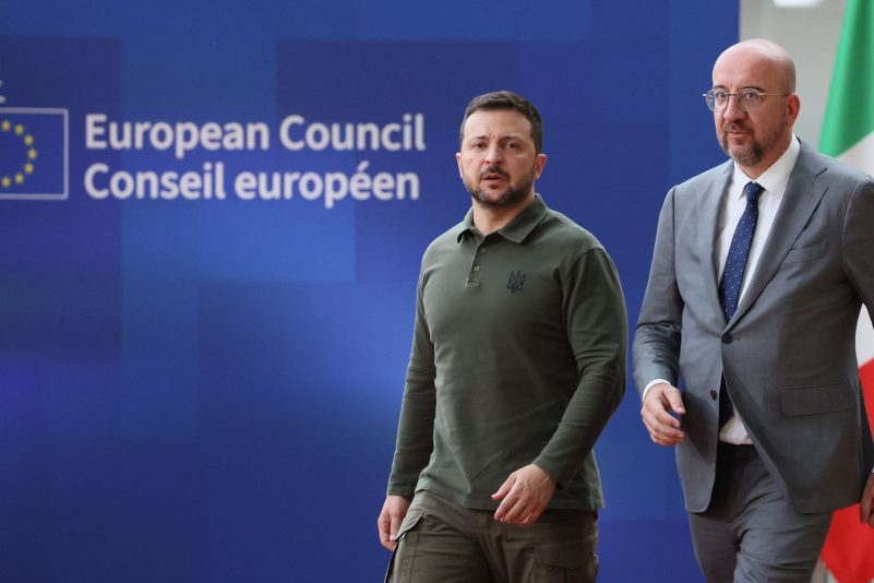 Der ukrainische Präsident Wolodymyr Selenskyj (l) und EU-Ratspräsident Charles Michel in Brüssel.