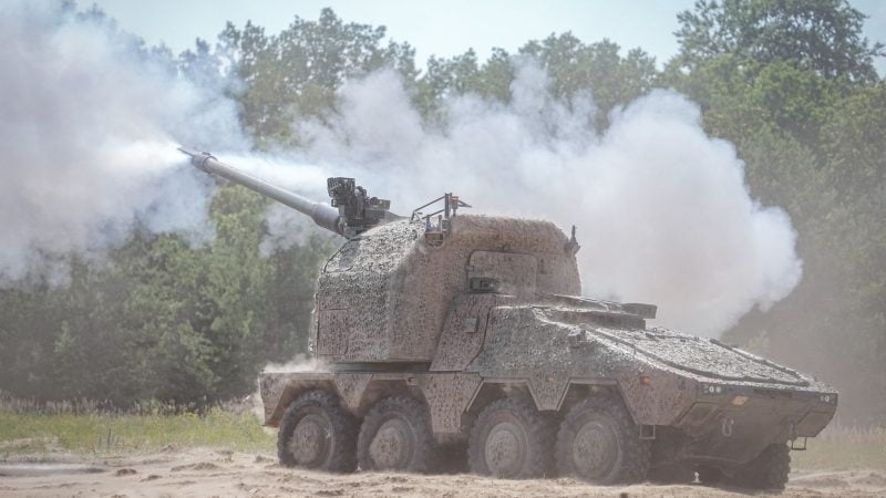 Die neue Radhaubitze RCH 155 des Panzerherstellers KNDS in Aktion auf dem Truppenübungsplatz Altengrabow.