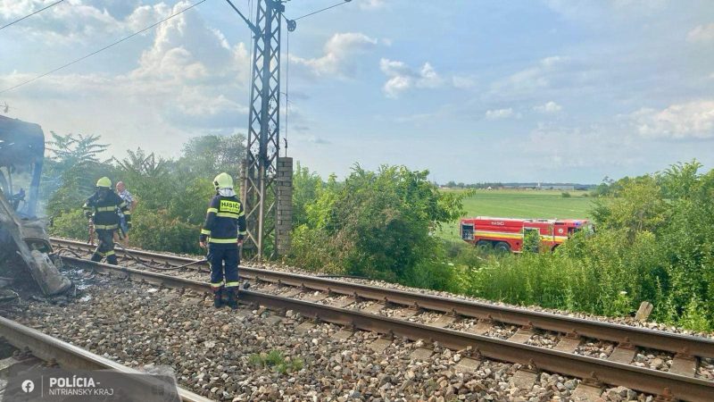 Einsatzkräfte am Unglückort im slowakischen Nove Zamky.