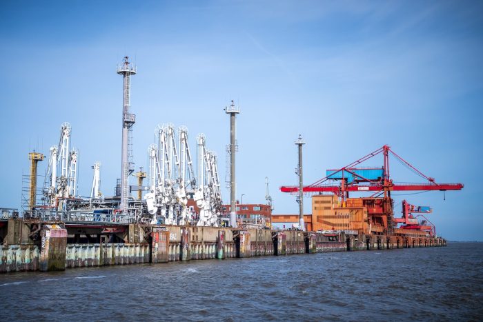 Der Industriehafen Stade wird für das geplante Importterminal für Flüssigerdgas erweitert.
