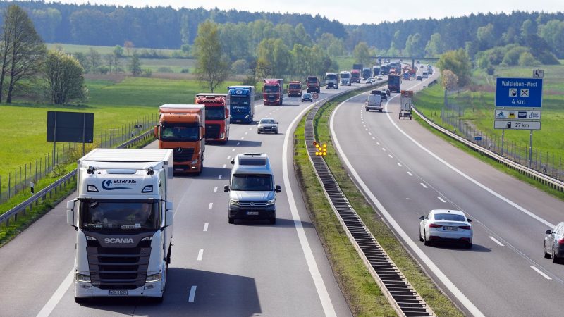 Auf der Autobahn 24 kam es zu einem Busunglück.