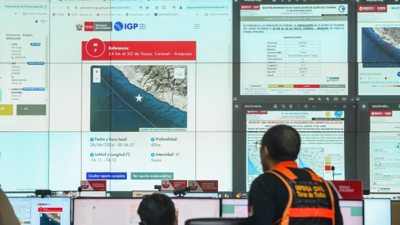 Mitarbeiter des peruanischen Zivilschutzes verolgen das starke Erdbeben auf Monitoren.