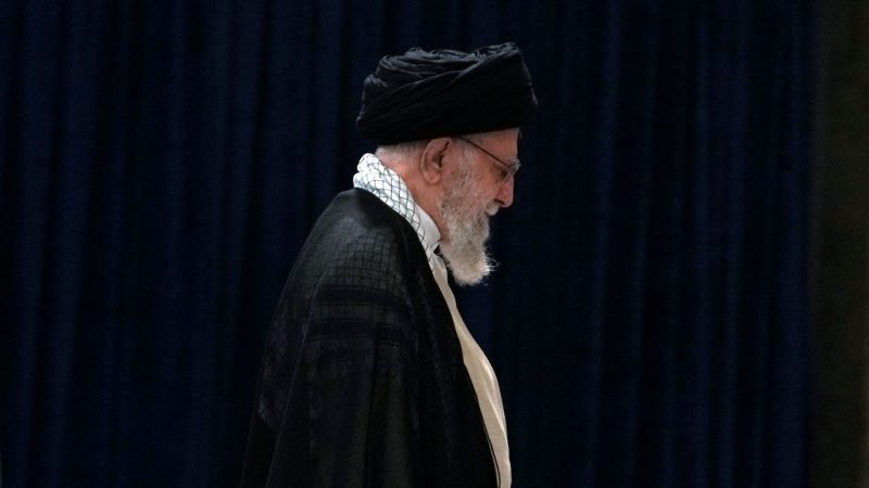 Der iranische Oberste Führer Ayatollah Ali Khamenei verlässt das Gebäude nach der Stimmabgabe während der Präsidentschaftswahlen.