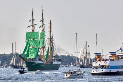 Schaulustige und bestes Wetter bei Kieler Windjammerparade