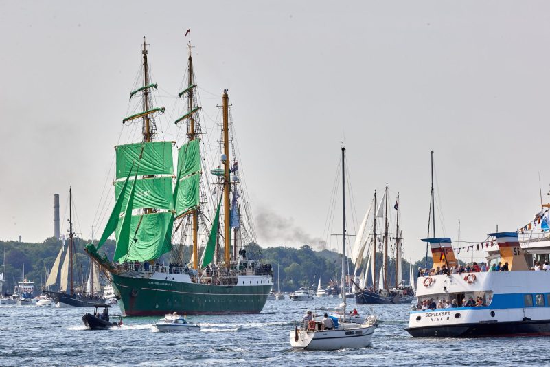 Die traditionelle Windjammerparade der Kieler Woche hat begonnen.