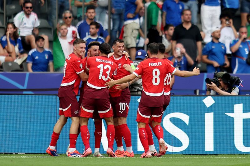 Die Schweizer bejubeln den Einzug ins Viertelfinale.