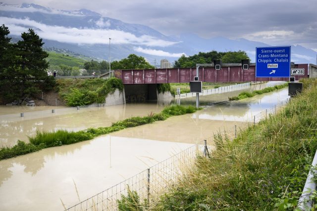 Die Rhone hat nach einem Unwetter im Schweizer Kanton Wallis die Autobahn A9 unter Wasser gesetzt.
