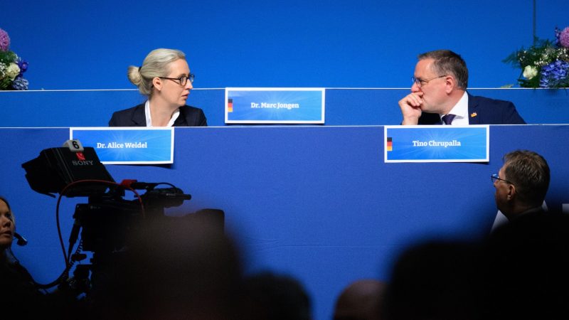 Die AfD-Bundesvorsitzenden Alice Weidel und Tino Chrupalla beim Bundesparteitag der AfD in der Grugahalle in Essen.