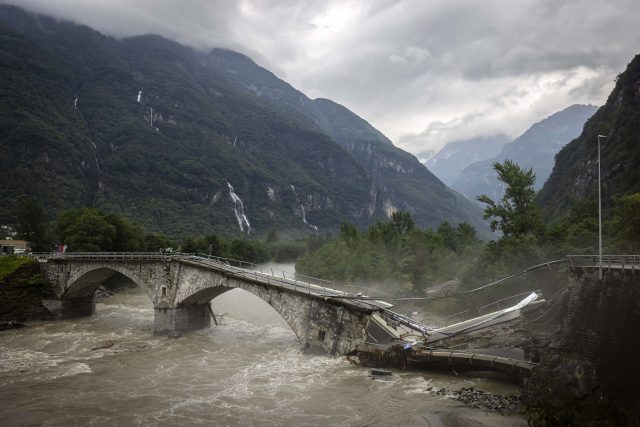 Eine Brücke im Maggiatal wird durch einen reißenden Fluss zerstört.