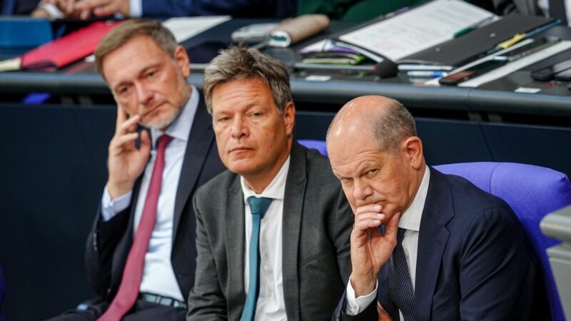 Finanzminister Lindner (l-r), Wirtschaftsminister Habeck und Bundeskanzler Scholz ringen um eine Einigung zum Bundeshaushalt 2025. DIHK