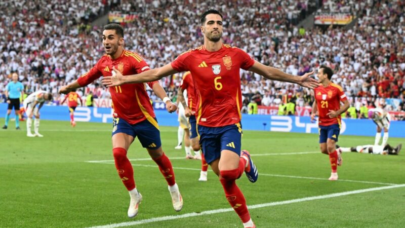 Mikel Merino jubelt nach seinem 2:1 gegen Deutschland im Viertelfinale der Fußball-EM.