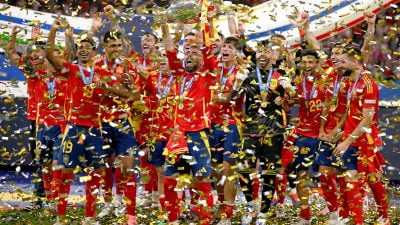 Spaniens Dani Carvajal jubelt mit der Trophäe nach dem Sieg gegen England im Finale der Fussball-Europameisterschaft.