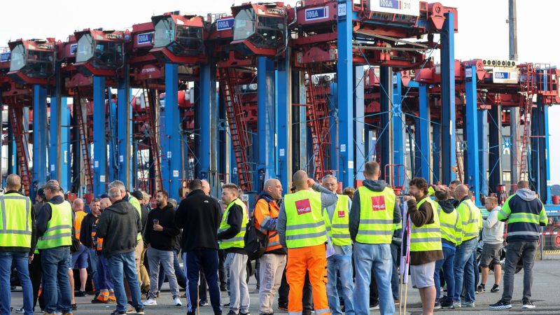 Hafenarbeiter protestieren vor dem Container Terminal.