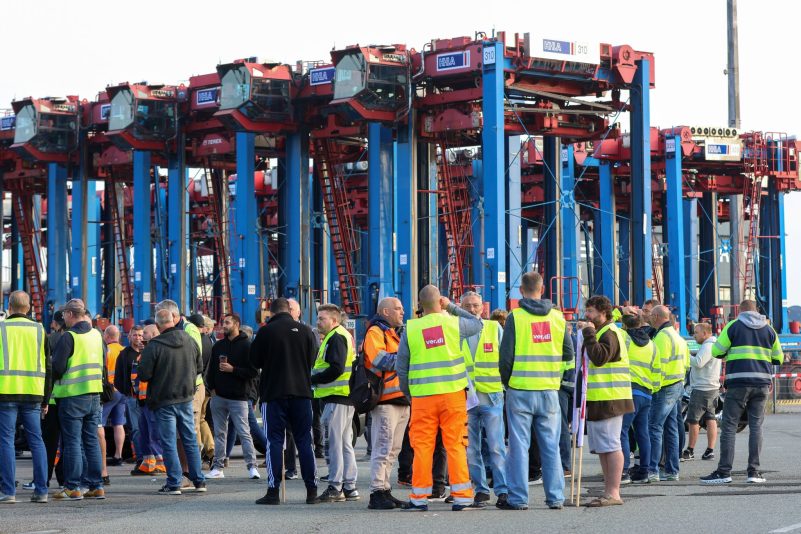 Hafenarbeiter protestieren vor dem Container Terminal.