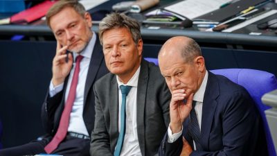 Finanzminister Christian Lindner (FDP), Wirtschaftsminister Robert Habeck (Grüne) und Bundeskanzler Olaf Scholz (SPD) ringen seit Wochen um eine Einigung im Haushaltsstreit. (Archivbild)
