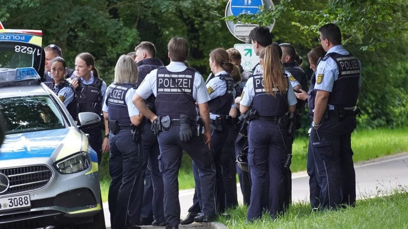 Bei einem Großeinsatz in Albstadt auf der Schwäbischen Alb haben Polizisten drei Tote und zwei Verletzte gefunden.