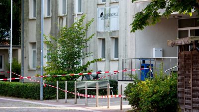 Angriff an Volkshochschule: Dozent auf Parkplatz niedergestochen