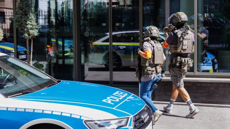 Eine Frau und ein Mann sterben an ihren schweren Verletzungen in einem Hotel in der rheinland-pfälzischen Landeshauptstadt.