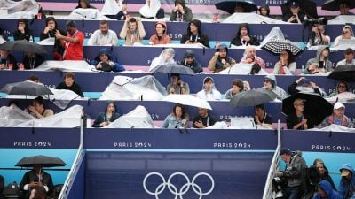 Regenspiele - Die Eröffnungsfeier der Olympischen Sommerspiele findet bei strömendem Regen statt.