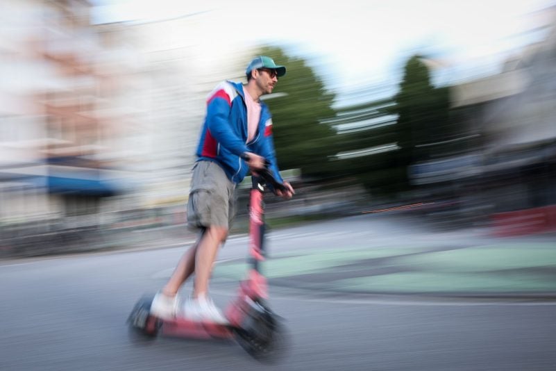 Ein Mann in Hamburg ist auf einem E-Scooter unterwegs. Die Bundesregierung plant neue Regeln zu E-Scootern.